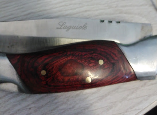 Couteau pliant marqué Laguiole – Manche rouge veiné – Étui marron — photo 6