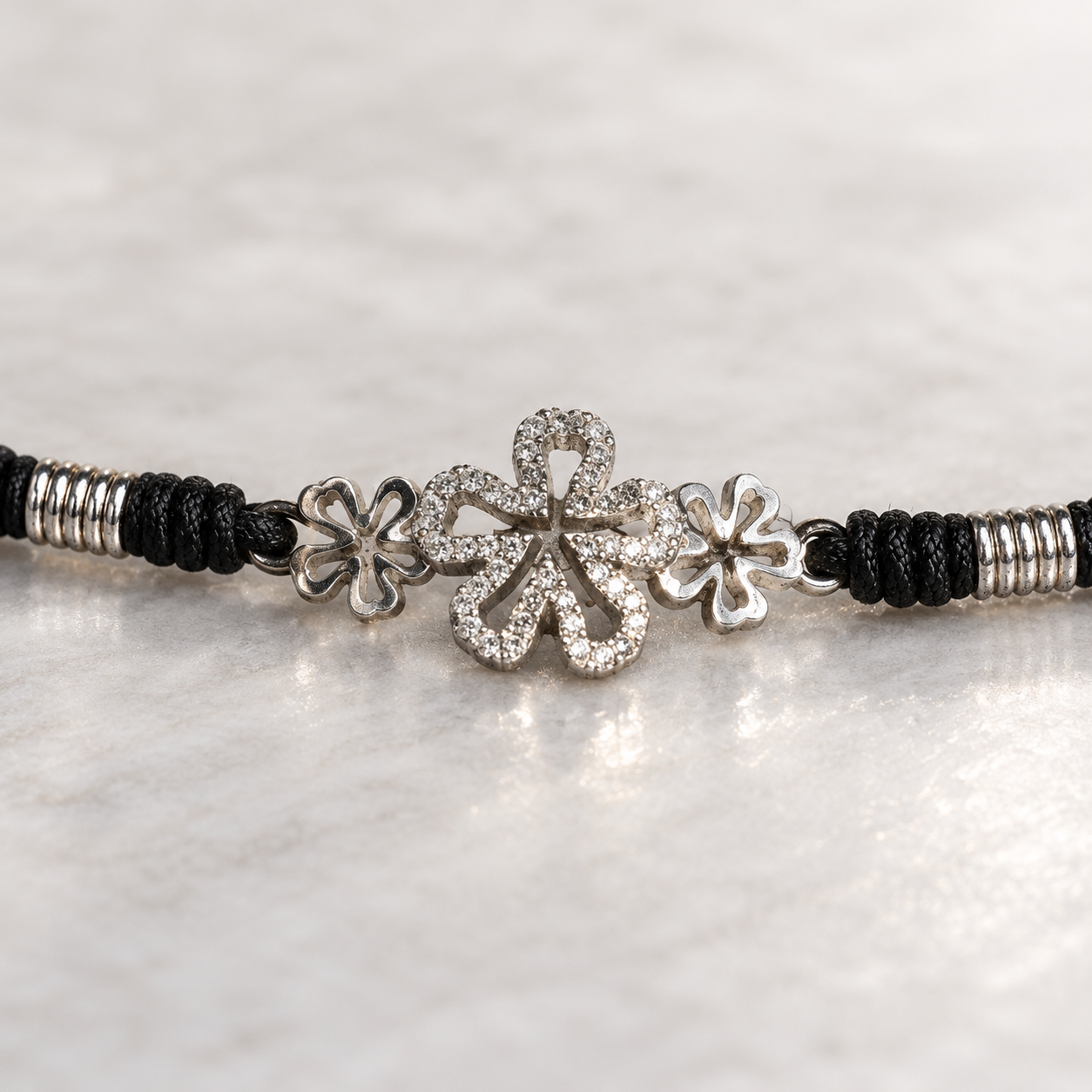 Bracelet femme argent 925 – Cordon noir et 3 fleurs ajourées — photo 2