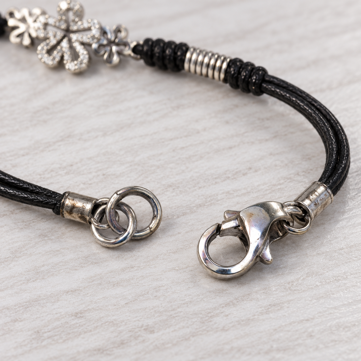 Bracelet femme argent 925 – Cordon noir et 3 fleurs ajourées — photo 3