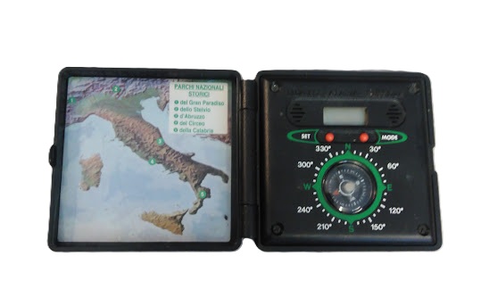 Boussole vintage de poche avec horloge numérique et carte des parcs nationaux